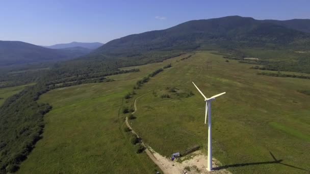 Άποψη της ανεμογεννήτριας με τα βουνά στο φόντο. Εναλλακτικές μορφές ενέργειας. — Αρχείο Βίντεο