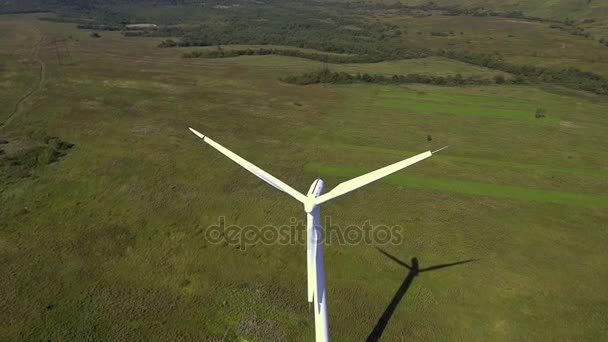 Вид на вітрову турбіну з горами на задньому плані. Альтернативна енергія . — стокове відео