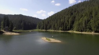 Synevyr Gölü nün havadan görünümü. Karpatlar en büyük Gölü