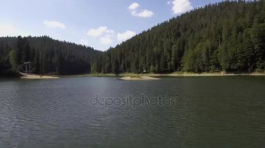 Synevyr Gölü nün havadan görünümü. Karpatlar en büyük Gölü