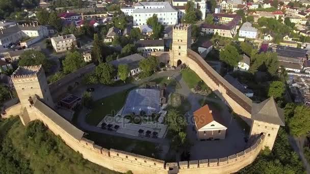 Arieal zicht op het kasteel van Lutsk. Prins Lubart stenen kasteel, landmark van stad Lutsk, Oekraïne. — Stockvideo