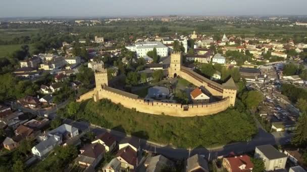 Arieal zicht op het kasteel van Lutsk. Prins Lubart stenen kasteel, landmark van stad Lutsk, Oekraïne. — Stockvideo