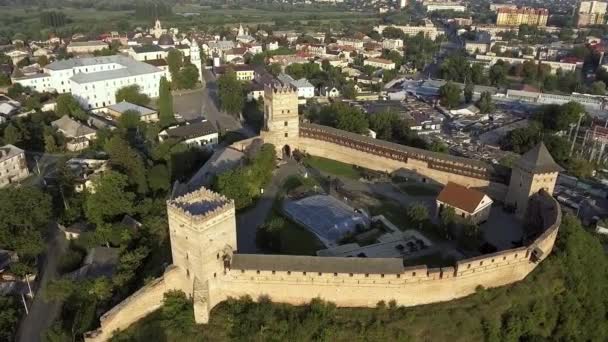 Arieal θέα στο κάστρο Lutsk. Prince Lubart πέτρινο κάστρο, ορόσημο της πόλης Lutsk Ουκρανία. — Αρχείο Βίντεο