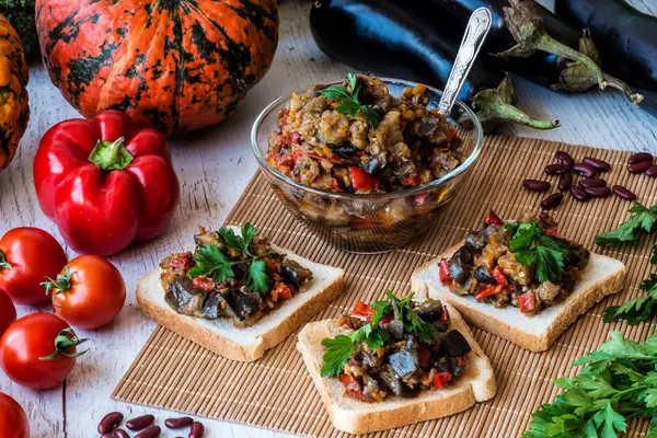 Vegetarische maaltijden. gestoofde groenten op brood en in een bord. bak van aubergine. — Stockfoto