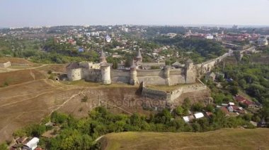 Kamianets-Podilskyi Kalesi Ukrayna Hava görünümünü. Tarihi şehir Kamianets-Podilskyi, Ukrayna pitoresk doğada arasında yer alan kale.