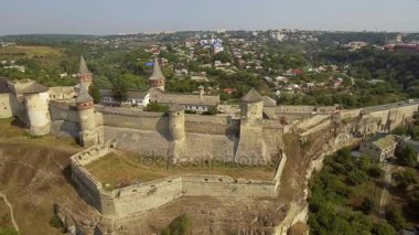 Kamianets-Podilskyi Kalesi Ukrayna Hava görünümünü. Tarihi şehir Kamianets-Podilskyi, Ukrayna pitoresk doğada arasında yer alan kale.