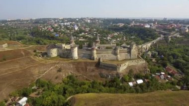 Kamianets-Podilskyi Kalesi Ukrayna Hava görünümünü. Tarihi şehir Kamianets-Podilskyi, Ukrayna pitoresk doğada arasında yer alan kale.