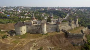 Kamianets-Podilskyi Kalesi Ukrayna Hava görünümünü. Tarihi şehir Kamianets-Podilskyi, Ukrayna pitoresk doğada arasında yer alan kale.
