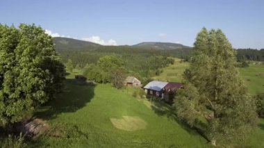 Manzara ile küçük bir köy dağlarda havadan görünümü