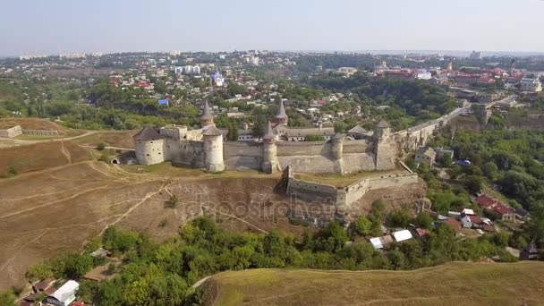 Пташиного польоту Кам'янець-Подільського замку в Україні. Фортеця, розташоване серед мальовнича природа в історичному місті Кам'янець-Подільський, Україна. — стокове відео