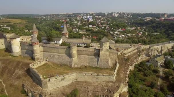 Légifelvételek Kamianets-Podilskyi-Ukrajna kastély. A vár szívében, a festői természet a történelmi város Kamianets-Podilskyi, Ukrajna. — Stock videók