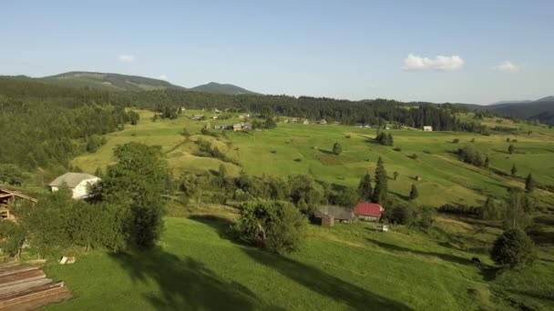 Vista aérea del paisaje con pequeño pueblo en las montañas — Vídeos de Stock