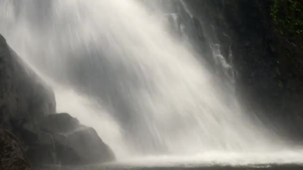 Красивый и мощный водопад вблизи . — стоковое видео
