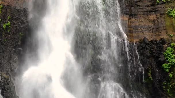 Vackra och mäktiga vattenfall närbild. — Stockvideo