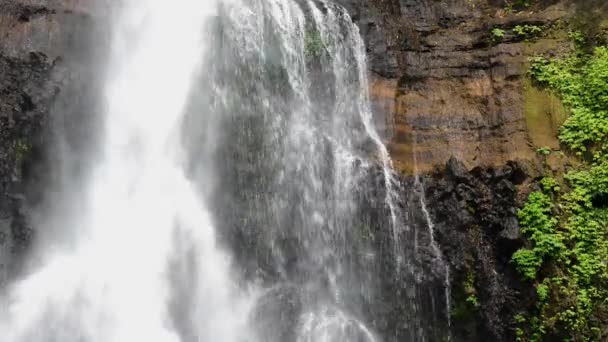 Vackra och mäktiga vattenfall närbild. — Stockvideo