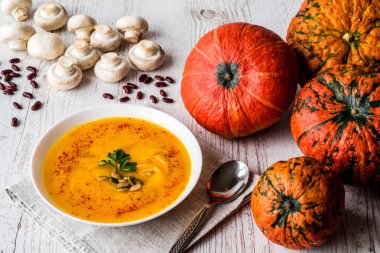 Balkabağı çorbası tohum ve maydanoz ile. Vegan gıda