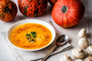 Balkabağı çorbası tohum ve maydanoz ile. Vegan gıda