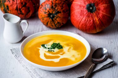 Balkabağı çorbası Krem ve maydanoz ile. Vegan gıda