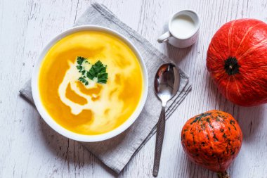 Balkabağı çorbası Krem ve maydanoz ile. Vegan gıda. Üstten Görünüm