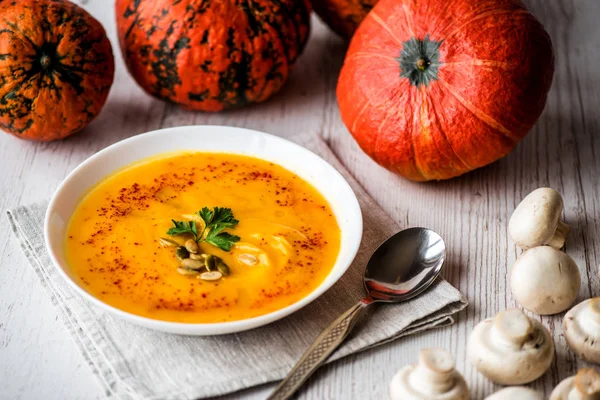 Balkabağı çorbası tohum ve maydanoz ile. Vegan gıda