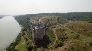 Hotin Ortaçağ Kalesi nehrin üstündeki yeşil tepede havadan görünümü.