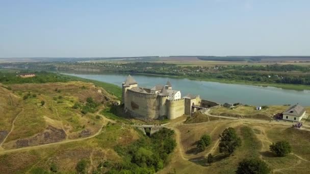 강 위의 녹색 언덕에 Khotyn 중세 성곽의 항공 보기. — 비디오