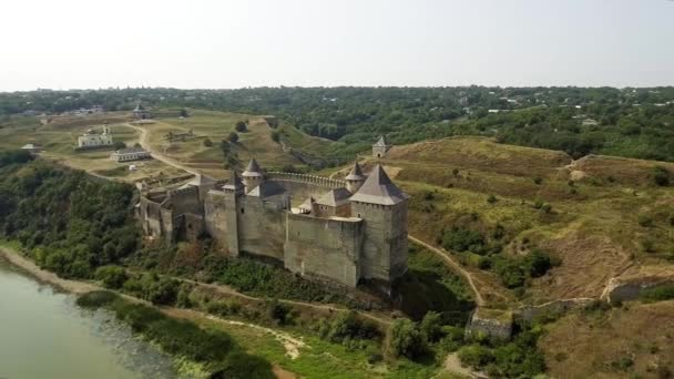 Luftaufnahme der mittelalterlichen Burg von Hotyn auf dem grünen Hügel über dem Fluss. — Stockvideo