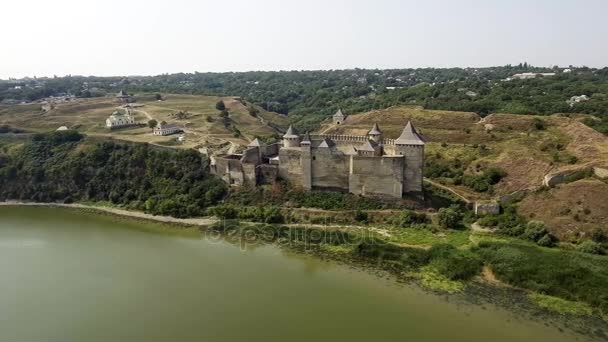 Vue aérienne du château médiéval de Khotyn sur la colline verdoyante au-dessus du fleuve . — Video