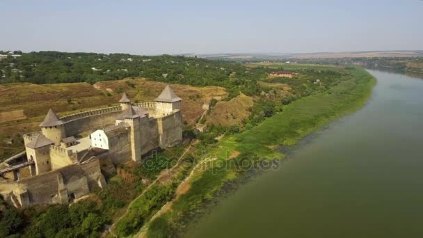 Vista aérea do castelo medieval de Khotyn na colina verde acima do rio . — Vídeo de Stock