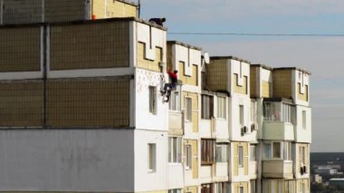 Çalışan adam duvar yüksek katlı bina yalıtır