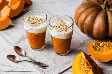 Kabak smoothies ile yoğurt ve yulaf ezmesi. kabak püresi. Sağlıklı gıda.