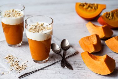 Kabak smoothies ile yoğurt ve yulaf ezmesi. kabak püresi. Sağlıklı gıda.