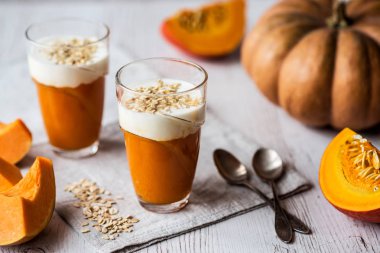 Kabak smoothies ile yoğurt ve yulaf ezmesi. kabak püresi. Sağlıklı gıda.