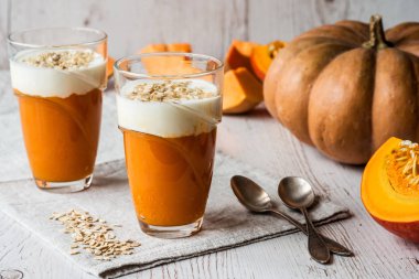 Kabak smoothies ile yoğurt ve yulaf ezmesi. kabak püresi. Sağlıklı gıda.