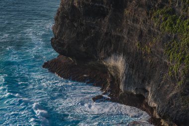 Dalgalar, kayaya çarparcasına. Ünlü Uluwatu Tapınağı Bali, Endonezya.