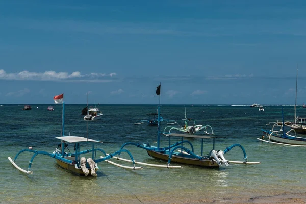 Barco tradicional de libélula balinesa en la playa. Jukung barcos de pesca en la playa de Sanur, Bali, Indonesia, Asia —  Fotos de Stock