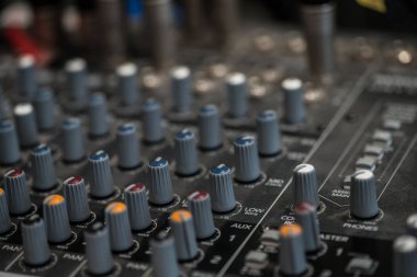 Analog ses mikseri. Profesyonel ses karıştırma konsol radyo ve Tv yayını
