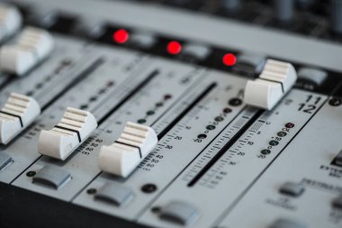 Analog ses mikseri. Profesyonel ses karıştırma konsol radyo ve Tv yayını
