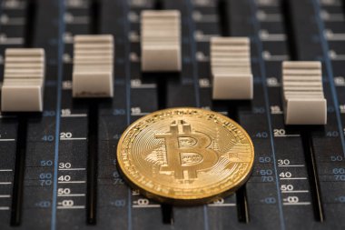 Bitcoin sikke ses mikseri konsol üzerinde. Kavram fikir