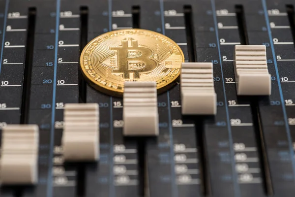 Bitcoin sikke ses mikseri konsol üzerinde. Kavram fikir