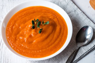 Kabak kremalı çorba. sağlıklı beslenme, diyet, vejetaryen mutfak ve pişirme kavramı.