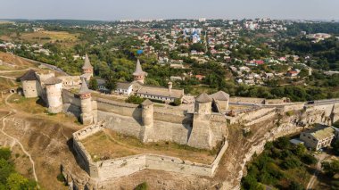 Kamianets-Podilskyi Kalesi Ukrayna Hava görünümünü. Tarihi şehir Kamianets-Podilskyi, Ukrayna pitoresk doğada arasında yer alan kale.