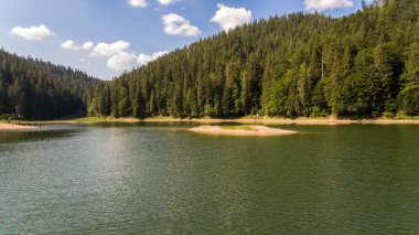 Synevyr Gölü nün havadan görünümü. Karpatlar en büyük Gölü
