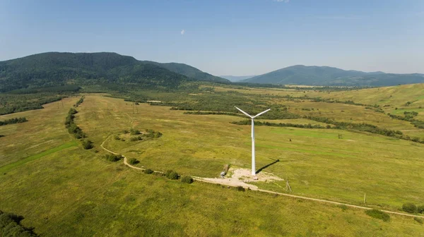 Vista de la turbina de viento con montañas en el fondo. Energía alternativa . — Foto de Stock