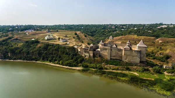Luchtfoto van de middeleeuwse kasteel Khotyn op de groene heuvel boven de rivier. — Stockfoto