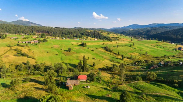 Vista aérea del paisaje en las montañas — Foto de Stock