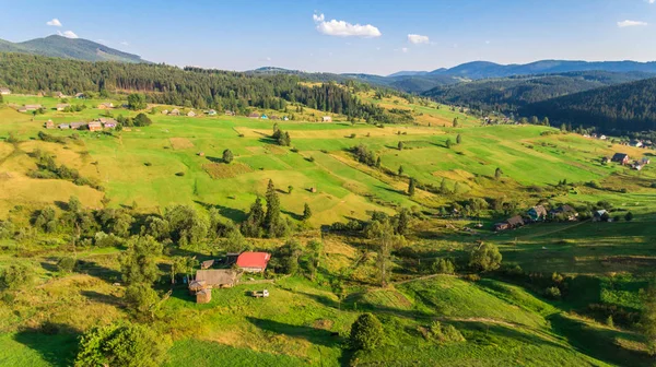 Vista aérea del paisaje en las montañas — Foto de Stock