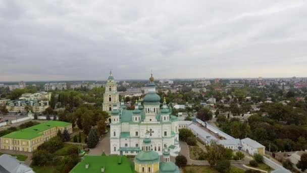 Heliga Trefaldighetskyrkan i Tjernihiv, Ukraina. Flygfoto. — Stockvideo