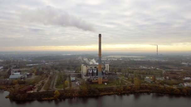Vuilverbrandingsinstallatie. Afvalverbrandingsinstallatie met rookschoorsteen. Het probleem van milieuverontreiniging door fabrieken. — Stockvideo