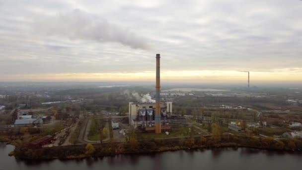 Planta de incineración de basura. Planta incineradora de residuos con chimenea humeante. El problema de la contaminación ambiental por las fábricas . — Vídeo de stock